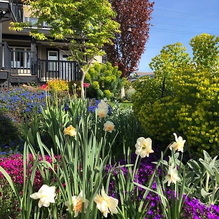 Lovely J Home -Stunning River View Cozy Two Bedroom Private Suite New Westminster Extérieur photo