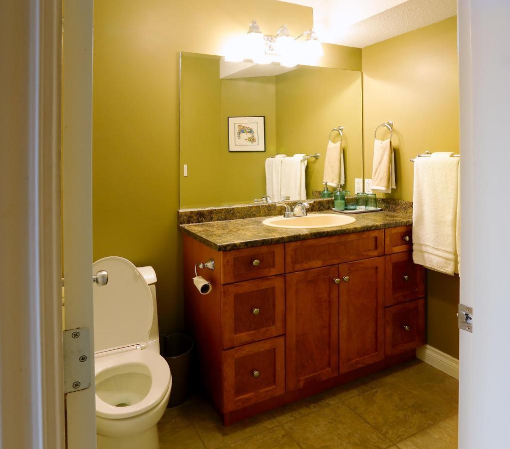 Lovely J Home -Stunning River View Cozy Two Bedroom Private Suite New Westminster Extérieur photo