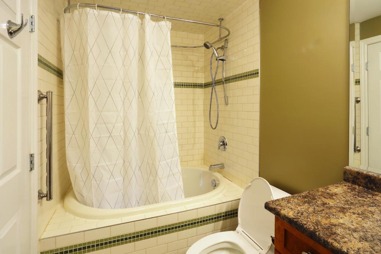Lovely J Home -Stunning River View Cozy Two Bedroom Private Suite New Westminster Extérieur photo