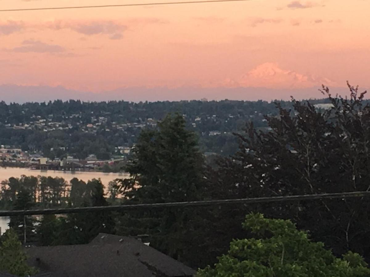 Lovely J Home -Stunning River View Cozy Two Bedroom Private Suite New Westminster Extérieur photo