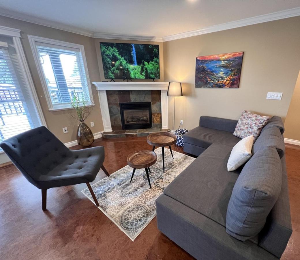 Lovely J Home -Stunning River View Cozy Two Bedroom Private Suite New Westminster Extérieur photo