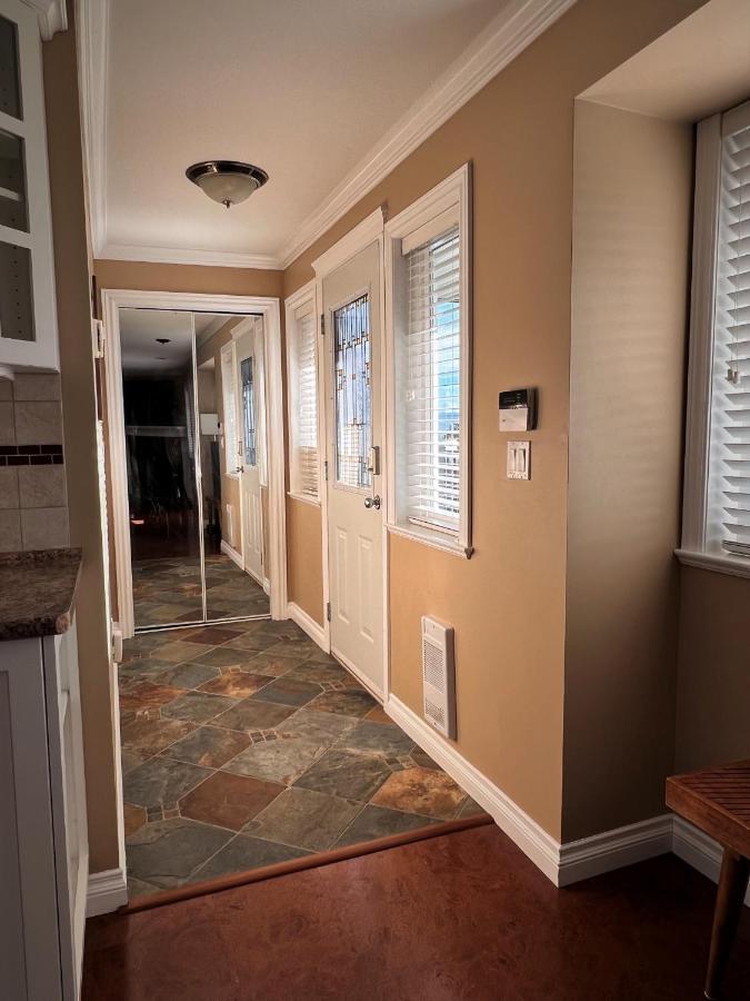 Lovely J Home -Stunning River View Cozy Two Bedroom Private Suite New Westminster Extérieur photo