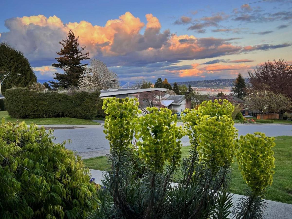 Lovely J Home -Stunning River View Cozy Two Bedroom Private Suite New Westminster Extérieur photo