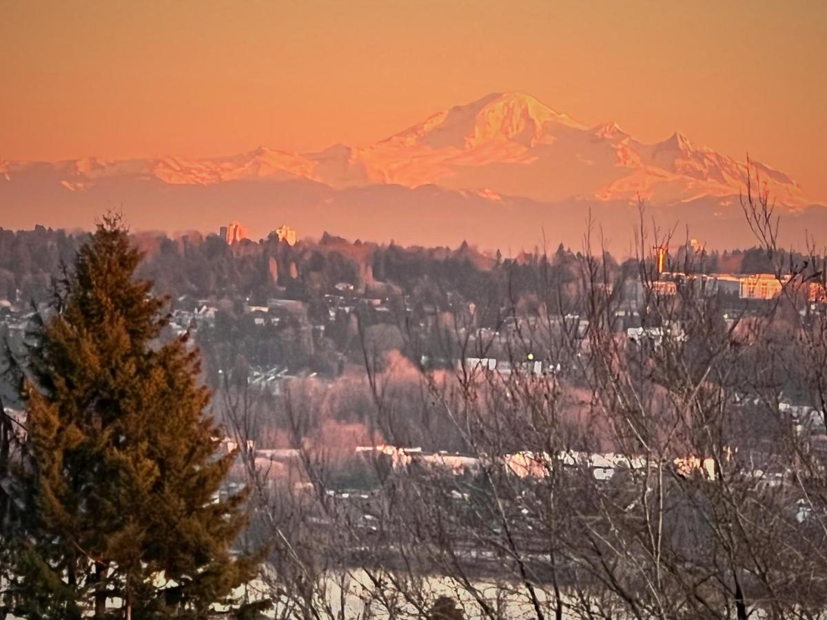Lovely J Home -Stunning River View Cozy Two Bedroom Private Suite New Westminster Extérieur photo
