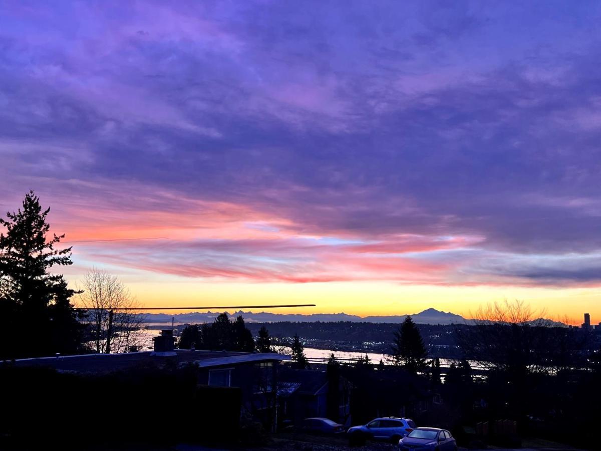 Lovely J Home -Stunning River View Cozy Two Bedroom Private Suite New Westminster Extérieur photo